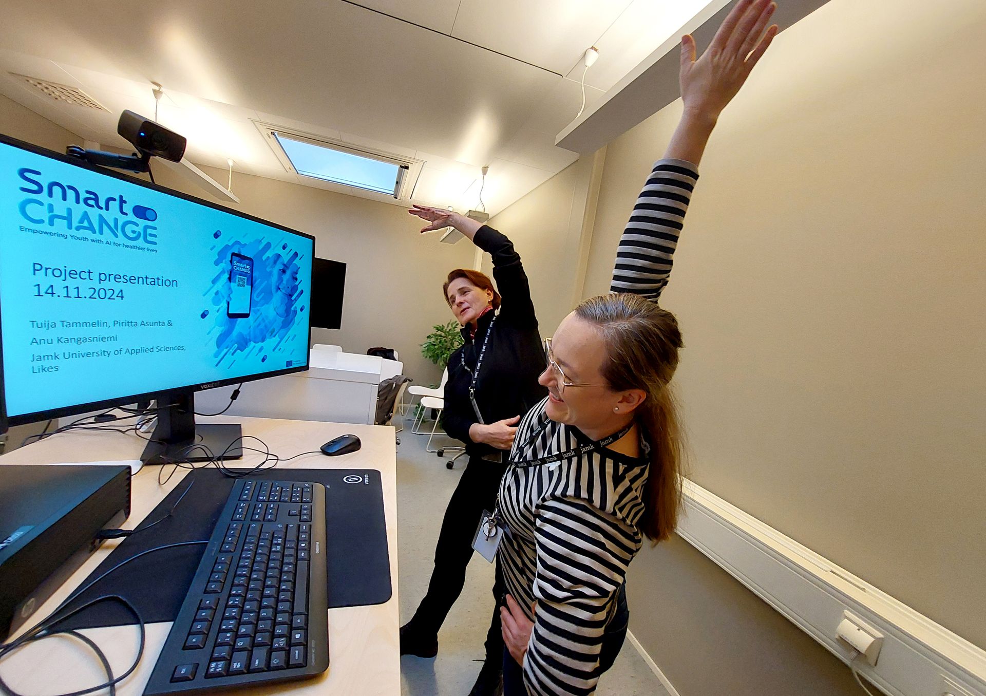 Tuija Tammelin ja Piritta Asunta venyttelevät tietokoneruudun edessä.