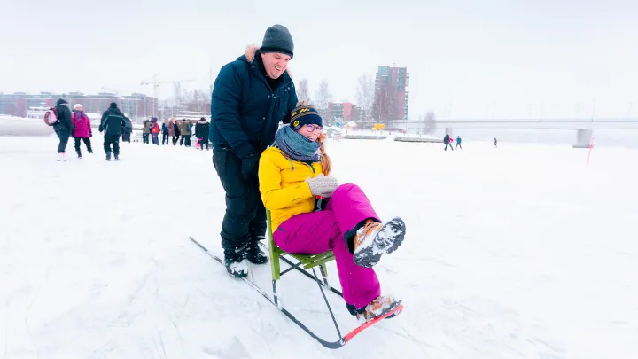 Kicksledding students