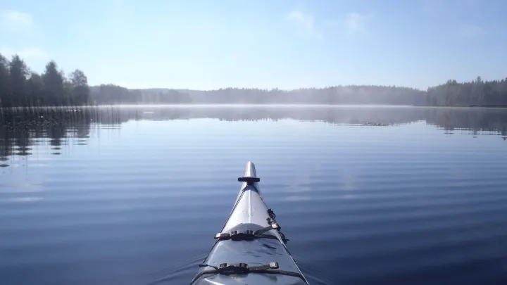 kanootti järvellä