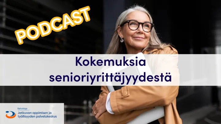 Seniori-ikäinen nainen hymyilee ja puristaa kannettavaa tietokonetta rintaansa vasten